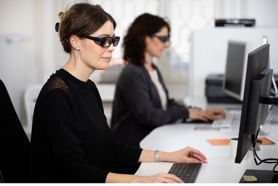 Brusreducerande glasögon som gör det enklare att fokusera i öppna kontorsmiljöer.