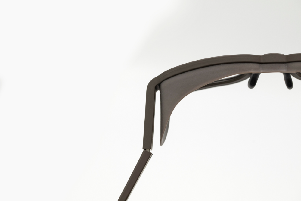 QuietFrames har flexibla gångjärn för bättre passform och komfort